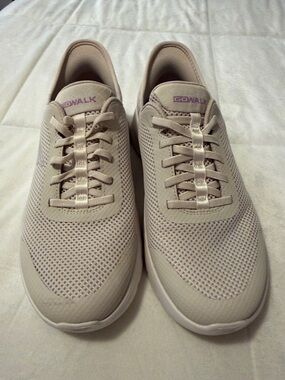 Skechers GOwalk Men’s Sneakers in Light Beige with Subtle Lavender Logo